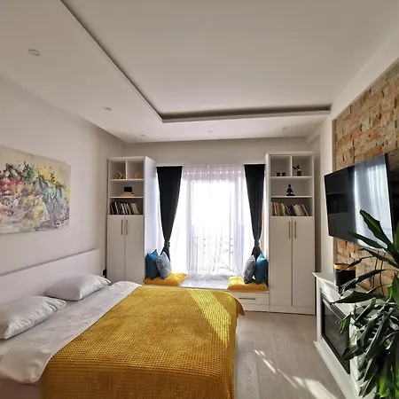Golden Sky - Milmari & Apartment